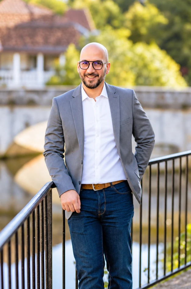 Johann Brunet, fondateur de Quintessya, sur un pont en extérieur.